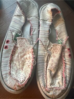 Sanuk Beige Canvas Slip-On Flats with Pink Trim